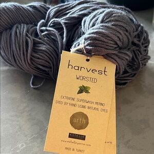 Harvest Urth Worsted Merino Yarn — Charcoal Gray
